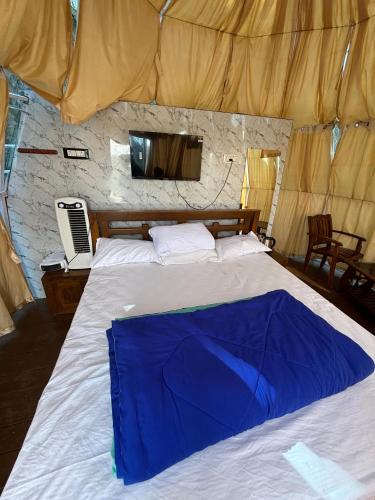 - une chambre avec un grand lit dans une tente dans l'établissement VSD globes days, à Kodaikānāl