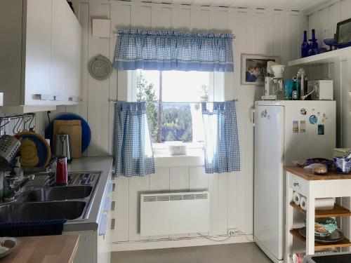 cocina con ventana, fregadero y nevera en Cabin At Fagerstrand With Oslofjord Views, en Spro