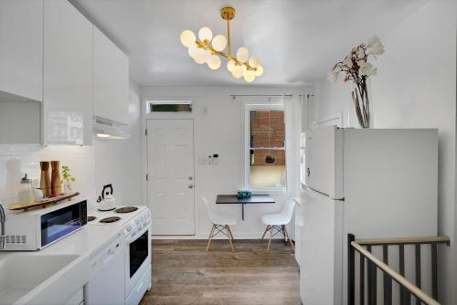 una cucina con elettrodomestici bianchi e frigorifero bianco di Incredible 2BR Rittenhouse Row a Philadelphia