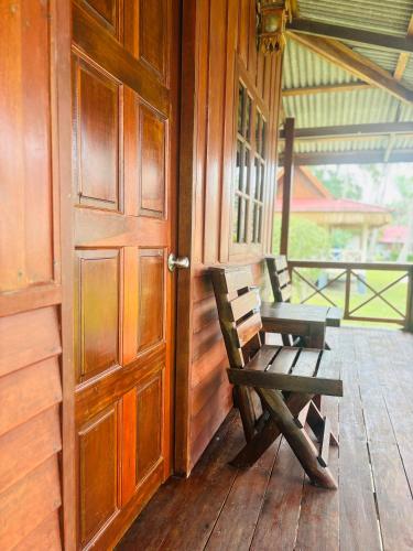 美翰Wattana Resort的门廊旁的木凳