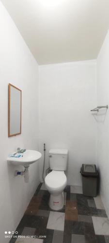 Ein Badezimmer in der Unterkunft Jasmine Inn at Bucana Beach El Nido
