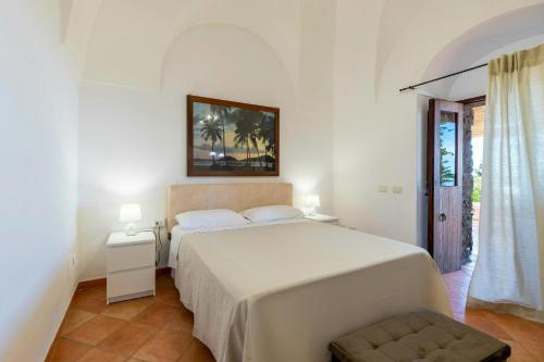 Postel nebo postele na pokoji v ubytování Historical Dammuso With Pool In Pantelleria
