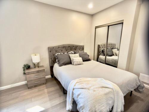 Ένα ή περισσότερα κρεβάτια σε δωμάτιο στο The Simple Escape, Walkout Basement on Ravine