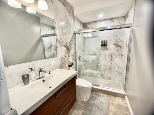 Ένα μπάνιο στο The Simple Escape, Walkout Basement on Ravine