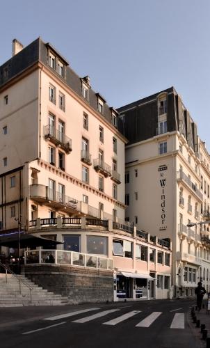 ビアリッツにあるHôtel Le Windsor Biarritzの大きな建物