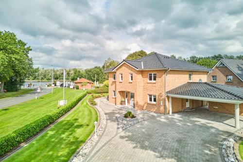 an aerial view of a brick house at Villa Kanalblick, Ausguck in Oldenbüttel