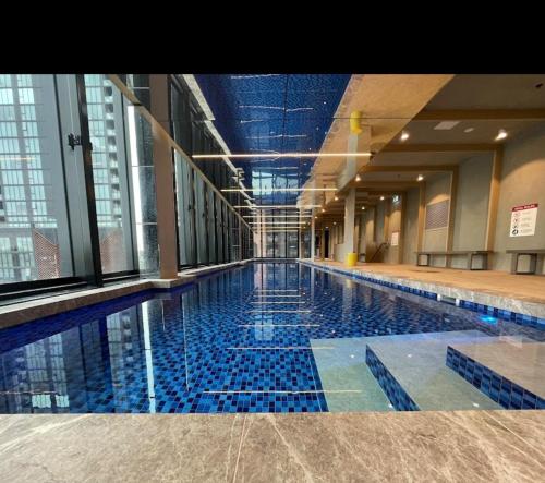 a large swimming pool in a large building at WiiHost Cosy Retreat! in Melbourne