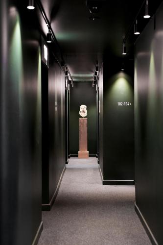 a hallway with a statue in the middle of a museum at Hotel Hans in Copenhagen