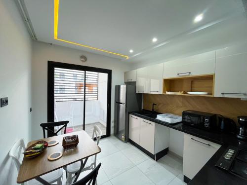 Η κουζίνα ή μικρή κουζίνα στο Luxury and Prestige in the Heart of Tunis