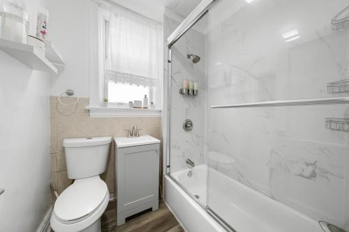 Bilik mandi di "Peace in Jersey, Easy Access to Manhattan"