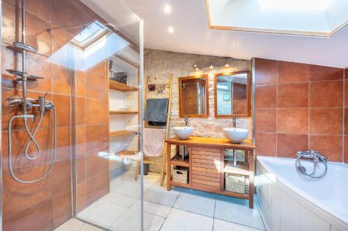 un bagno con due lavandini e una doccia di Maison proche de la mer a Longeville-sur-Mer