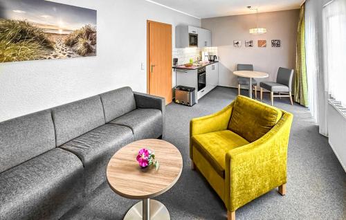 un salon avec un canapé, une table et des chaises dans l'établissement Ferienwohnung Trassenheide, à Trassenheide