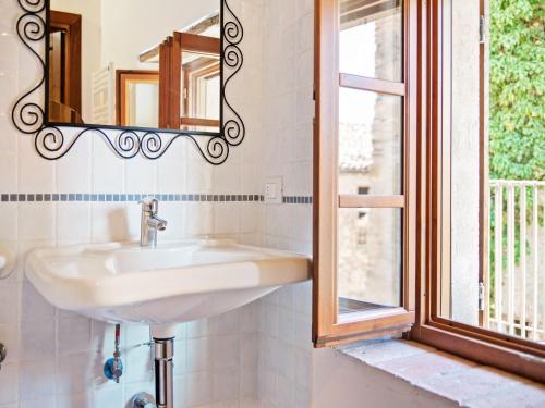 Un baño de Tranquil Village Stay with Fireplace