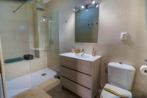 a bathroom with a toilet and a sink and a shower at Dúplex en Vera a 200m de la Playa in Vera