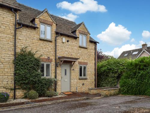 a brick house with a white door at Renwood in Eynsham
