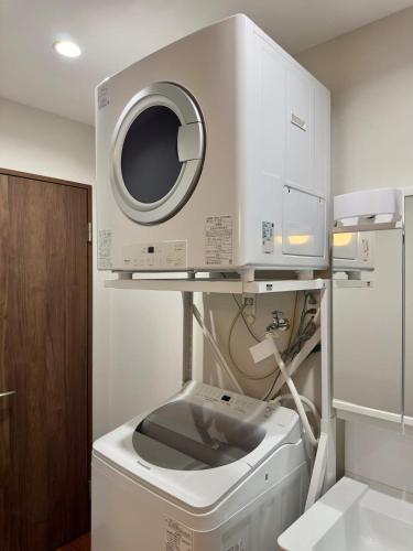 a washing machine and a dryer in a room at 20 mins to KIX Izumisano Sta in Izumi-Sano