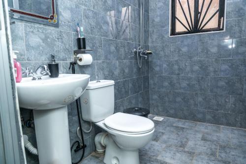 BulindoにあるKiNaOのトイレと洗面台付きのバスルーム