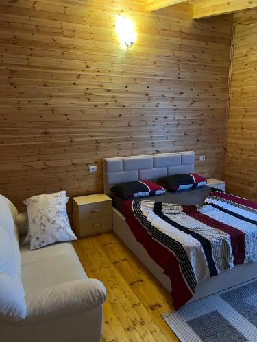 Ein Bett oder Betten in einem Zimmer der Unterkunft Memcaj's wooden 3BR Apt steps from sea