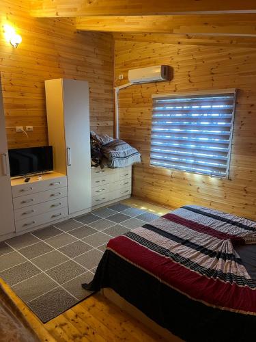 Ein Bett oder Betten in einem Zimmer der Unterkunft Memcaj's wooden 3BR Apt steps from sea