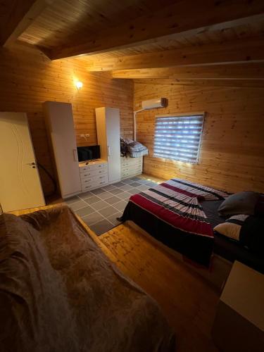Ein Bett oder Betten in einem Zimmer der Unterkunft Memcaj's wooden 3BR Apt steps from sea