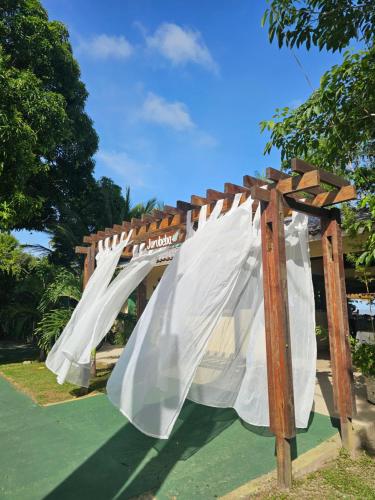 Un parque infantil de madera con un tobogán blanco en Jurubeba Hotel de Charme, en Belém