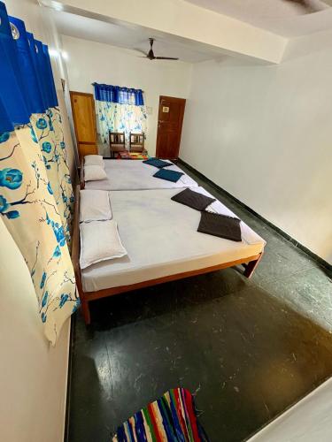 a room with three beds in a room with at RadhaKrishna Stay IN in Arambol