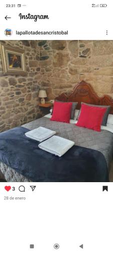 Una página de un dormitorio con una cama con una computadora portátil encima. en La pallota, en Camino