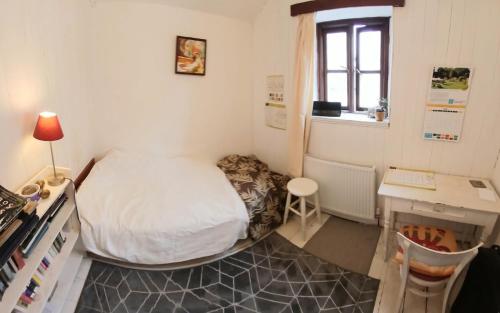 Postel nebo postele na pokoji v ubytování Charming three bedroom house with a walled garden