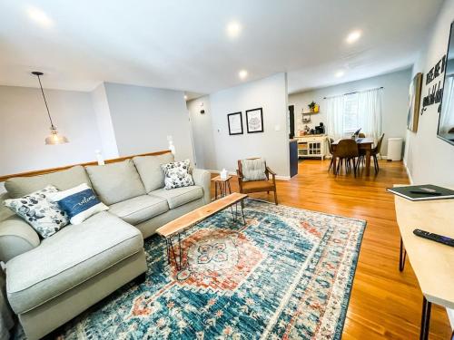 Posezení v ubytování Sparkling Saratoga 3BR home near Track and SPAC Dogs