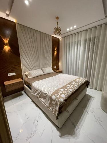 Una cama o camas en una habitación de شقة مينا روسيتا