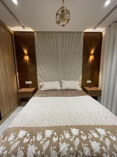 Una cama o camas en una habitación de شقة مينا روسيتا