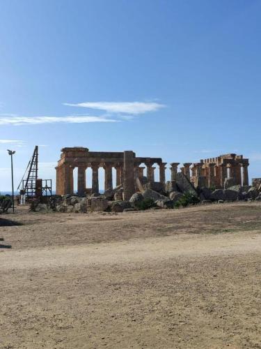 an ancient building in the middle of a field at Bnb I Gelsomini Selinunte in Marinella di Selinunte