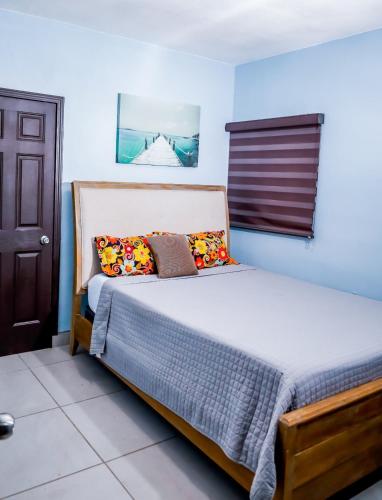 a bedroom with a bed with a wooden headboard at Rocky Point Casa Mango w Pool Walk to Beach in Ciudad Constitución