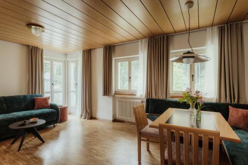 una sala de estar con una mesa y un sofá en Antholzer Wildsee Haus, en San Giuseppe in Anterselva