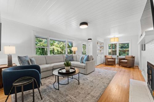 Χώρος καθιστικού στο Dahlia House, 3 BDRM Walk To Town