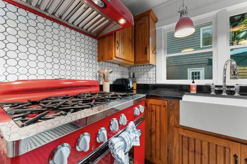 Η κουζίνα ή μικρή κουζίνα στο Dahlia House, 3 BDRM Walk To Town