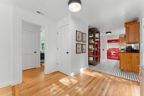Η κουζίνα ή μικρή κουζίνα στο Dahlia House, 5 BDRM, Walk to town