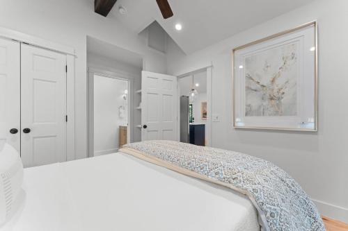 Ένα ή περισσότερα κρεβάτια σε δωμάτιο στο Dahlia House, 5 BDRM, Walk to town