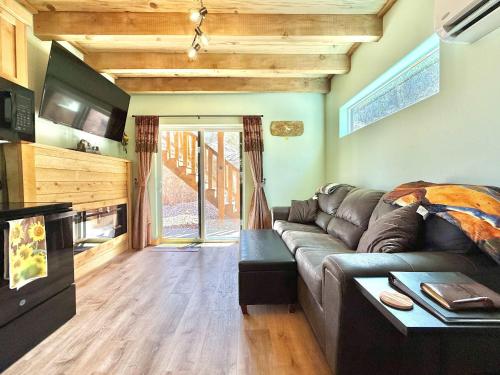 Μια τηλεόραση ή/και κέντρο ψυχαγωγίας στο Tiny home with panoramic views & excellent stargazing