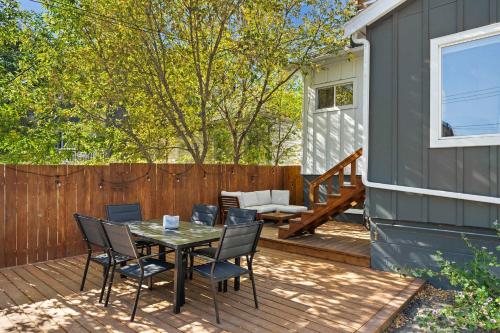 un patio con tavolo e sedie su un ponte di The Lokal 2 Kings Queen Suite in Sunnyside YYC a Calgary
