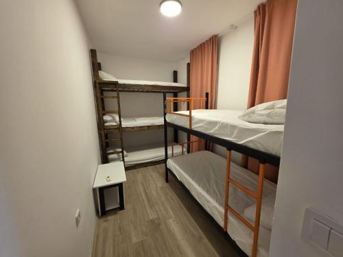Una pequeña habitación con dos literas y una mesa. en The Cranberries Bodrum, en Bodrum City
