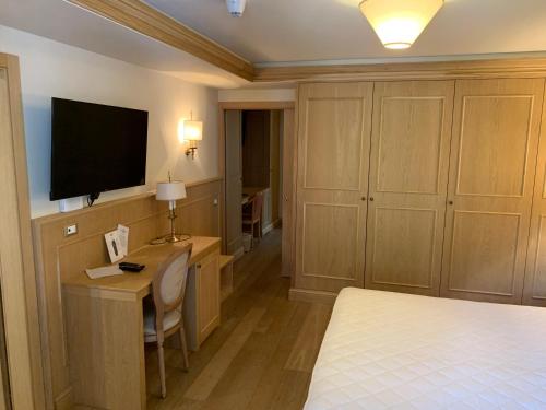 TV a/nebo společenská místnost v ubytování Hotel Lorenzetti