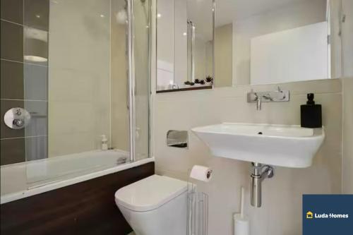 Koupelna v ubytování Reading 3 Bedroom Close to all Amenities w/Parking