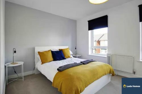 Postel nebo postele na pokoji v ubytování Reading 3 Bedroom Close to all Amenities w/Parking