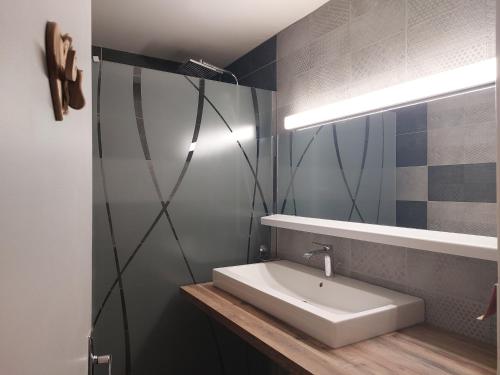 une salle de bain avec un lavabo et un miroir dans l'établissement Studio avec garage privé au pied des pistes, Les Deux Alpes - FR-1-516-82, à Les Deux Alpes