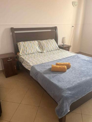 un letto con due asciugamani sopra di Casa Minuxa a Santa Maria