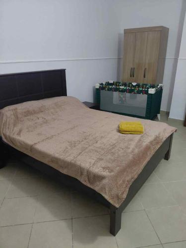 un letto con una coperta gialla sopra di Casa Minuxa a Santa Maria