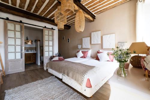 ヴァンスにあるLa Sanverine private room Boheme, historic center Venceのベッドルーム1室(白いシーツとピンクの枕が備わる大型ベッド1台付)