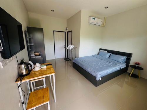 Postel nebo postele na pokoji v ubytování โศภิษฐ์ เฮาส์ Sopit House