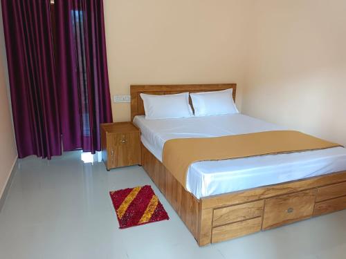una camera da letto con letto con struttura in legno e tende di Anna rooms a Chegāt